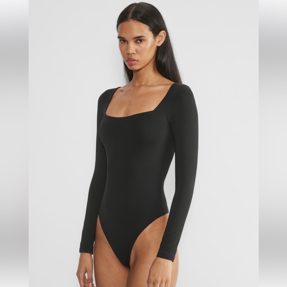 NWOT Aritzia Babaton Contour Squareneck Longsleeve Bodysuit